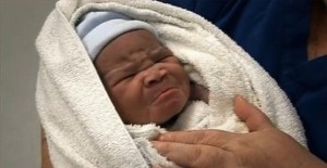 bebe naisant fait une drole de face