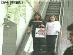 Deux femmes paniquent dans l'escalator