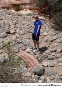 homme se tiens à côté de ce qui ressemble à du bacon