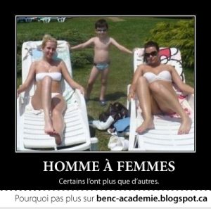 jeune homme avec deux superbe femme en bikini