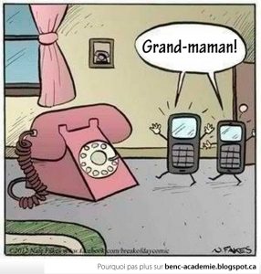 petits enfants «mobiles» visitent la grand-maman téléphone