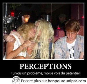 deux filles s'embrassent