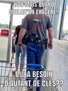 Quelqu'un marche avec un nombre incroyable d'arme