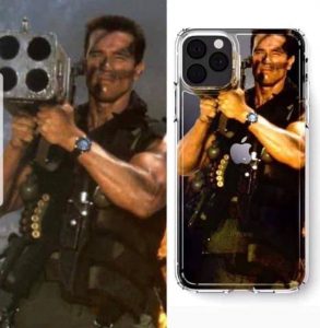 Arnold tiens une arme pour le case du iPhone 11 Pro
