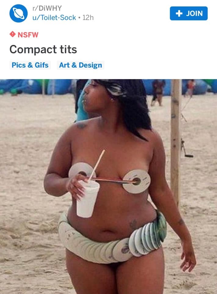 Femme en bikini avec des CD pour le haut