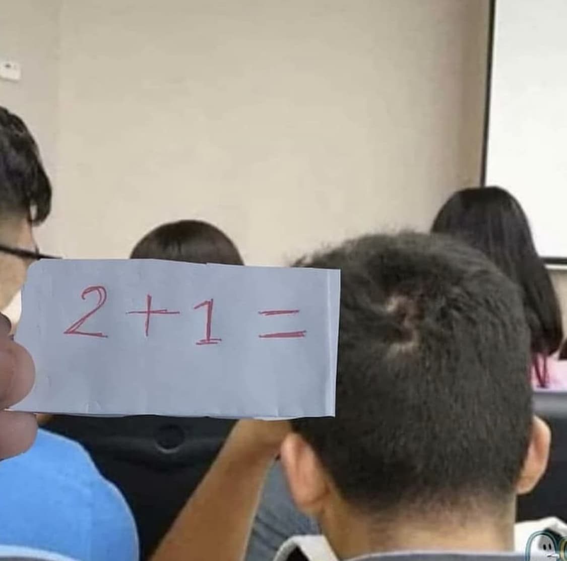 garçon avec le chiffre 3 dans les cheveux
