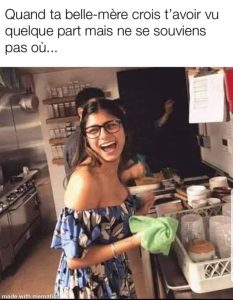 mia khalifa doing the dishes