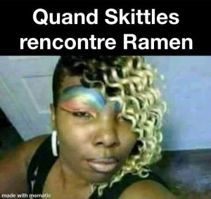 Une femme avec du maquillage arc-en-ciel et des cheveux styles nouilles ramen