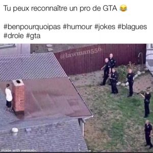 Un gars se cache de la police sur un toit