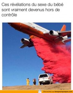 une avion laisse tomber un large nuage rouge