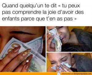 une femme essui ses larmes avec des billets de banque