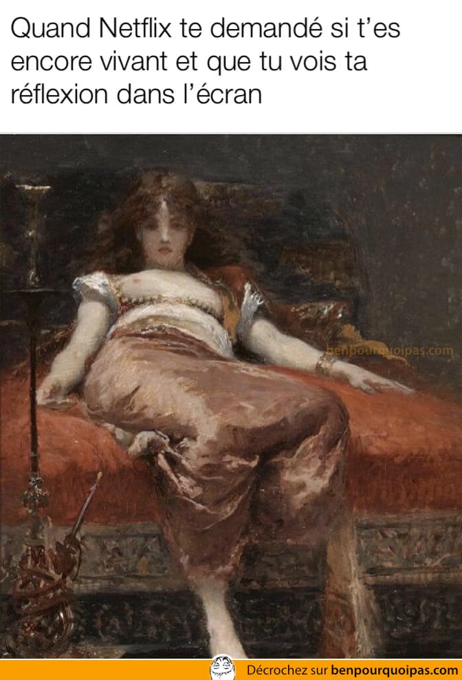 Une toile de femme étendue sur le lit portant des vêtements transparent