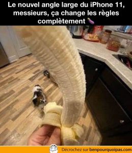 une banane est photographié en wide angle