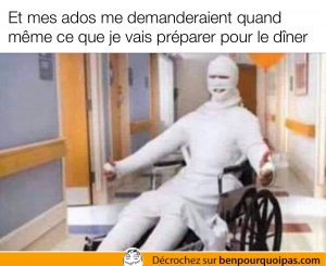une personne en chaise roulante qui est complètement dan le plâtre