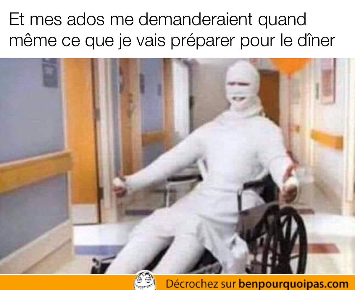 une personne en chaise roulante qui est complètement dan le plâtre