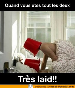 un couple fais l'amour avec chacun un sot sur le tête
