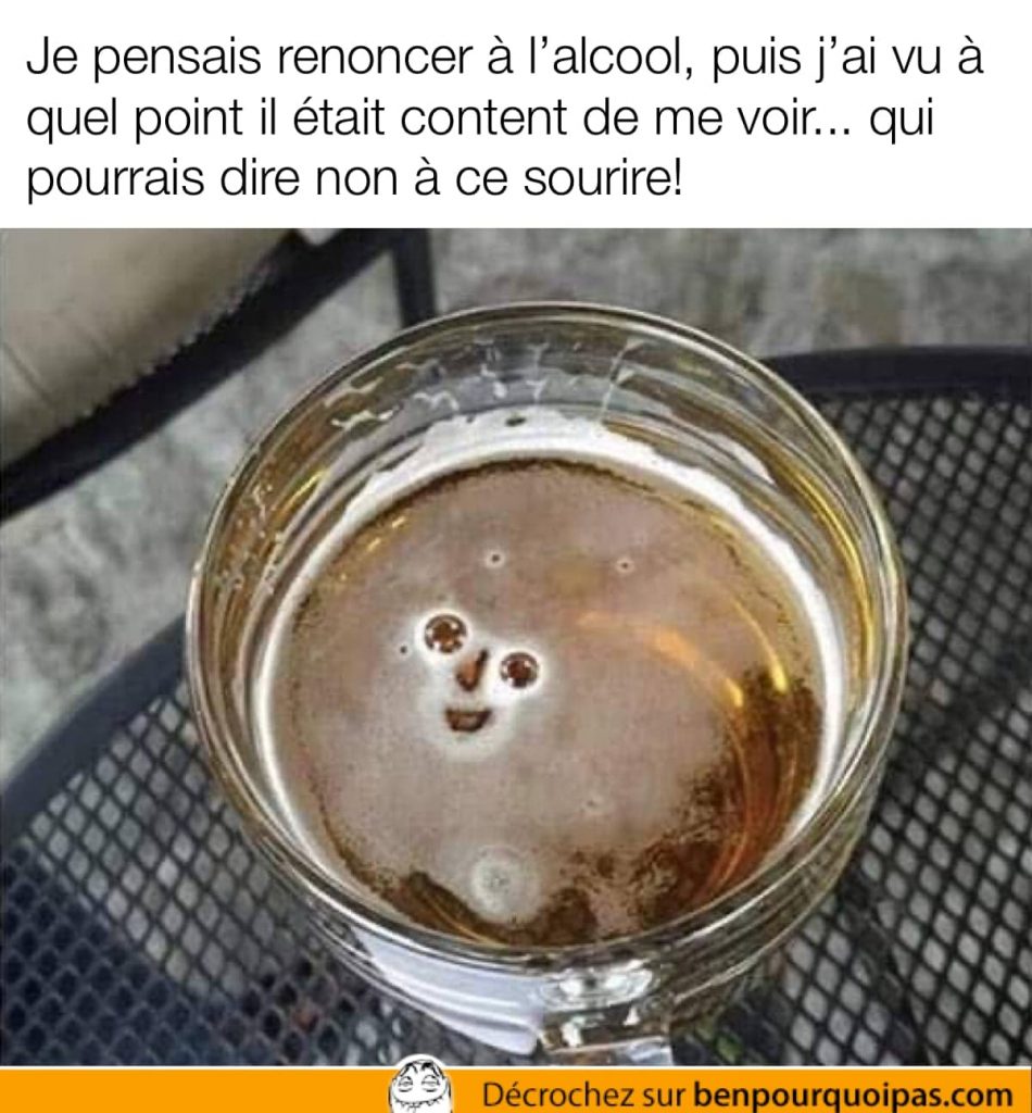 Une bière avec des bulles semblent faire un visage souriant