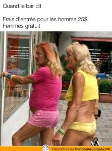 des hommes agés habillés en femme pour sortir