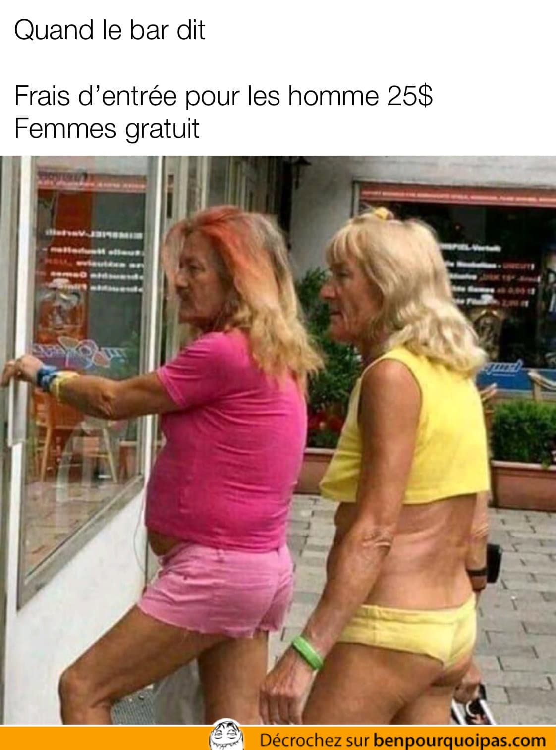 des hommes agés habillés en femme pour sortir
