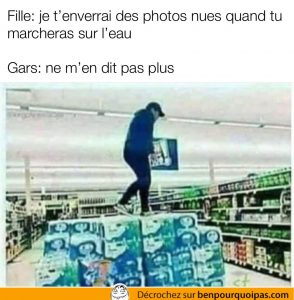un gars marche sur des caisses de bouteilles d'eau