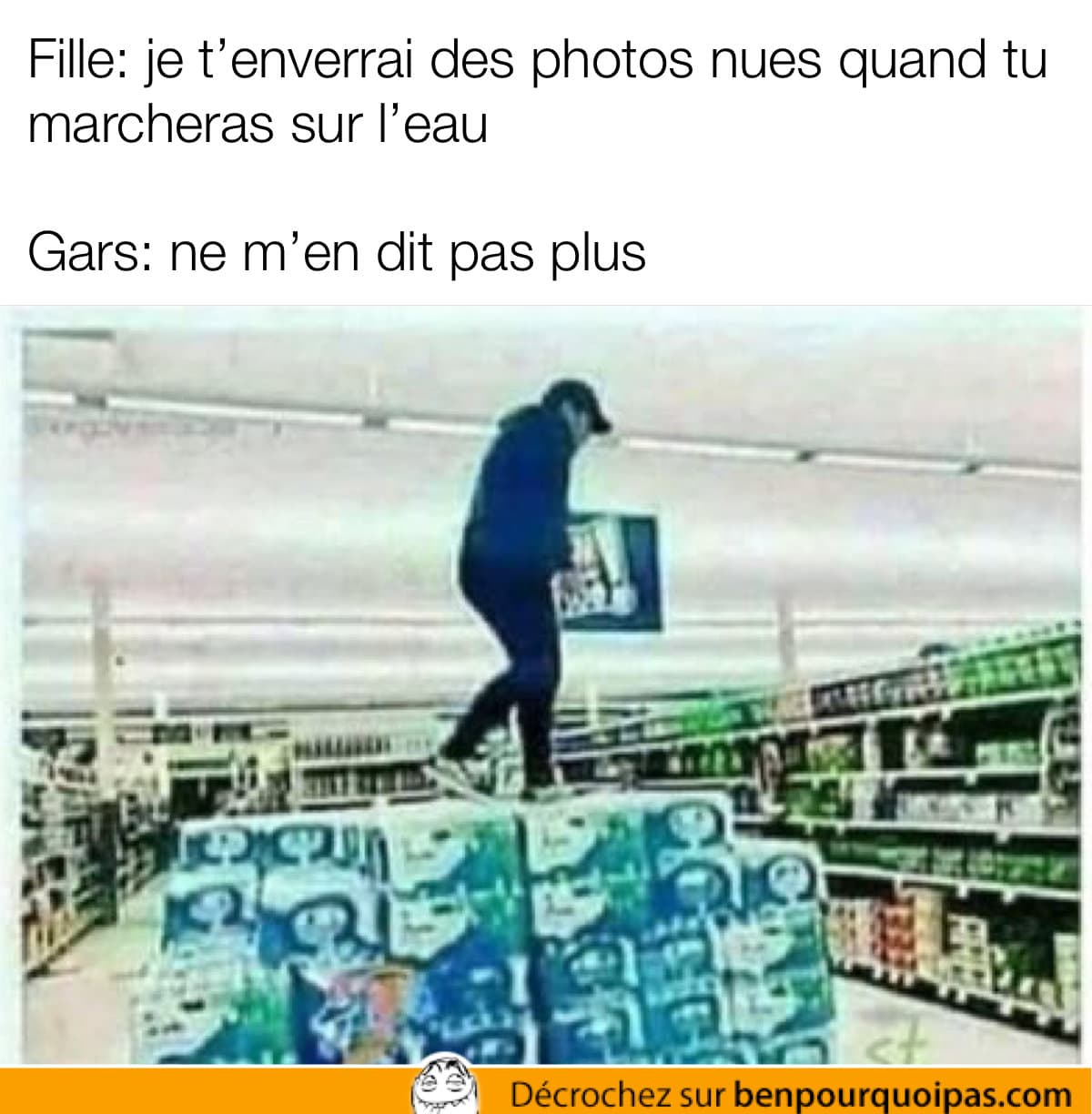 un gars marche sur des caisses de bouteilles d'eau