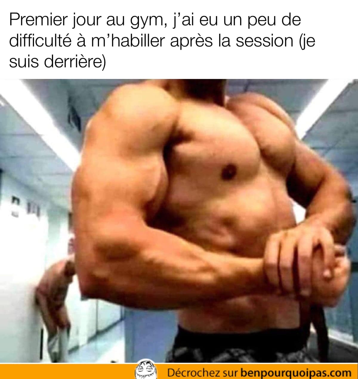 un bodybuilder montre ses biceps