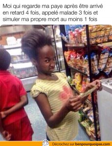une fillette avec un air de dégoût