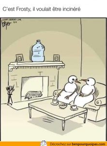 Frosty après sa mort repose sur le bord du foyer dans une bouteille d'eau