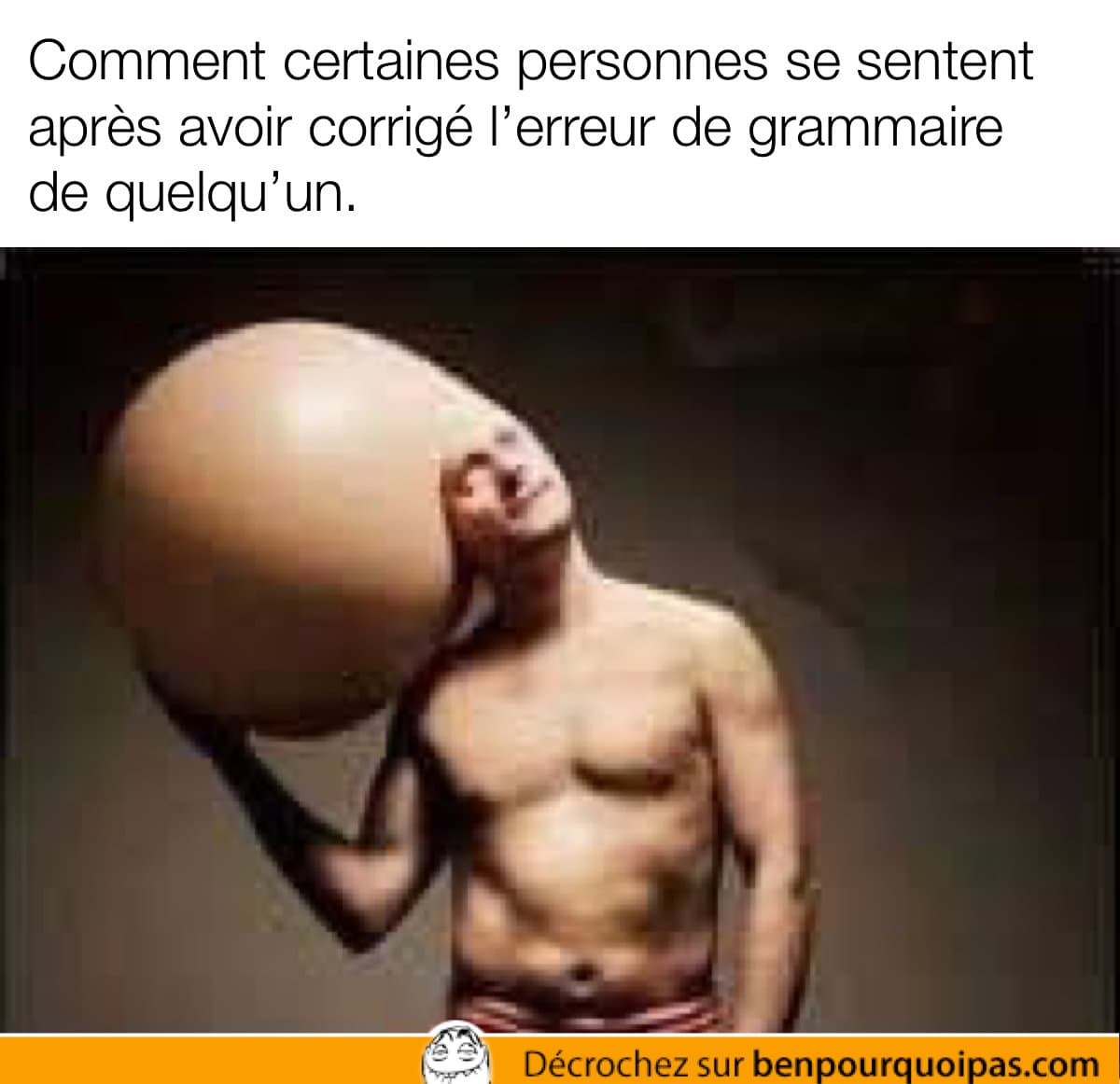 un homme sourit avec un énorme cerveau