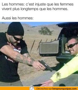 un homme tente de tuer une araignée avec un fusils