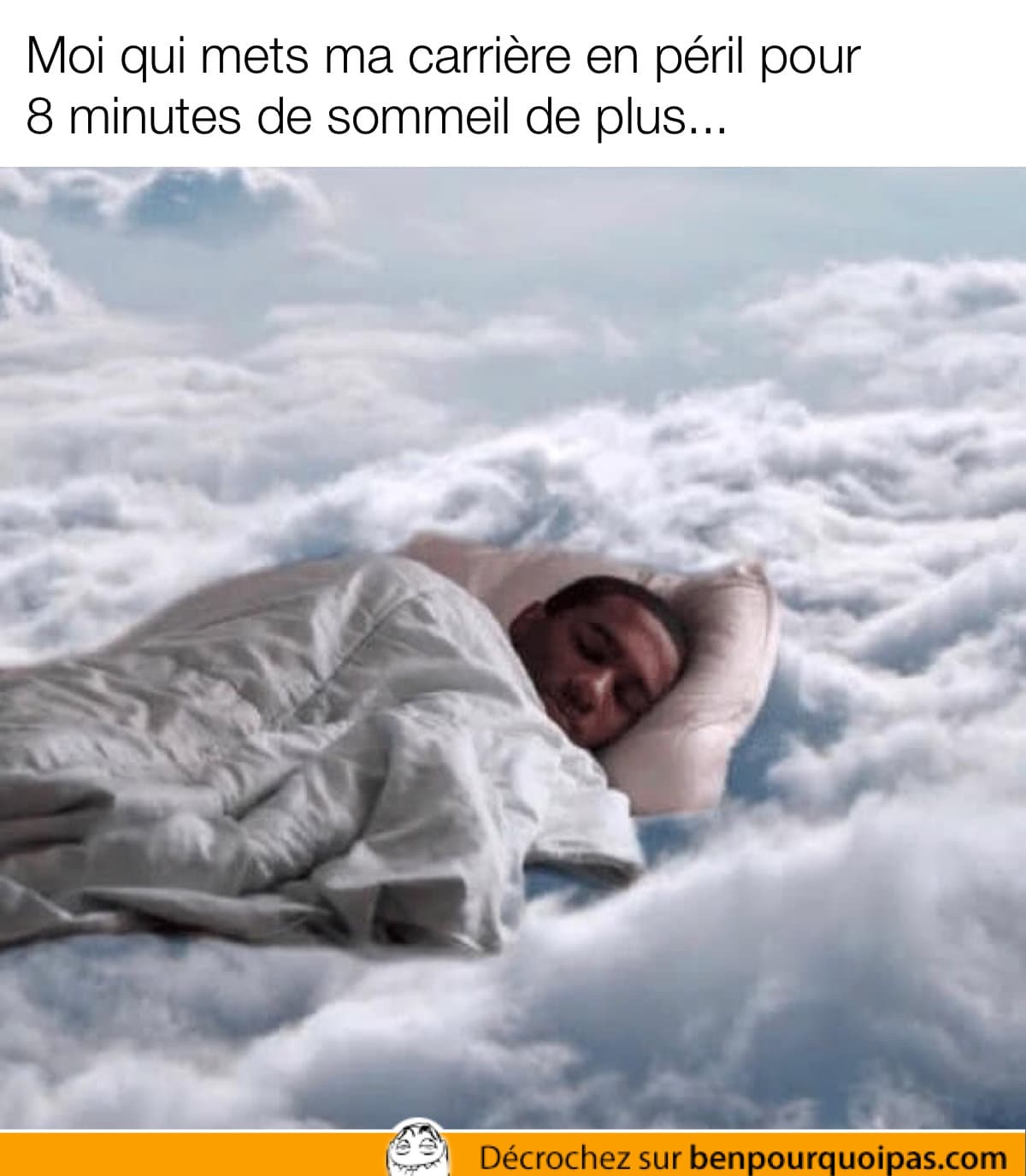 un gars couché dans les nuages