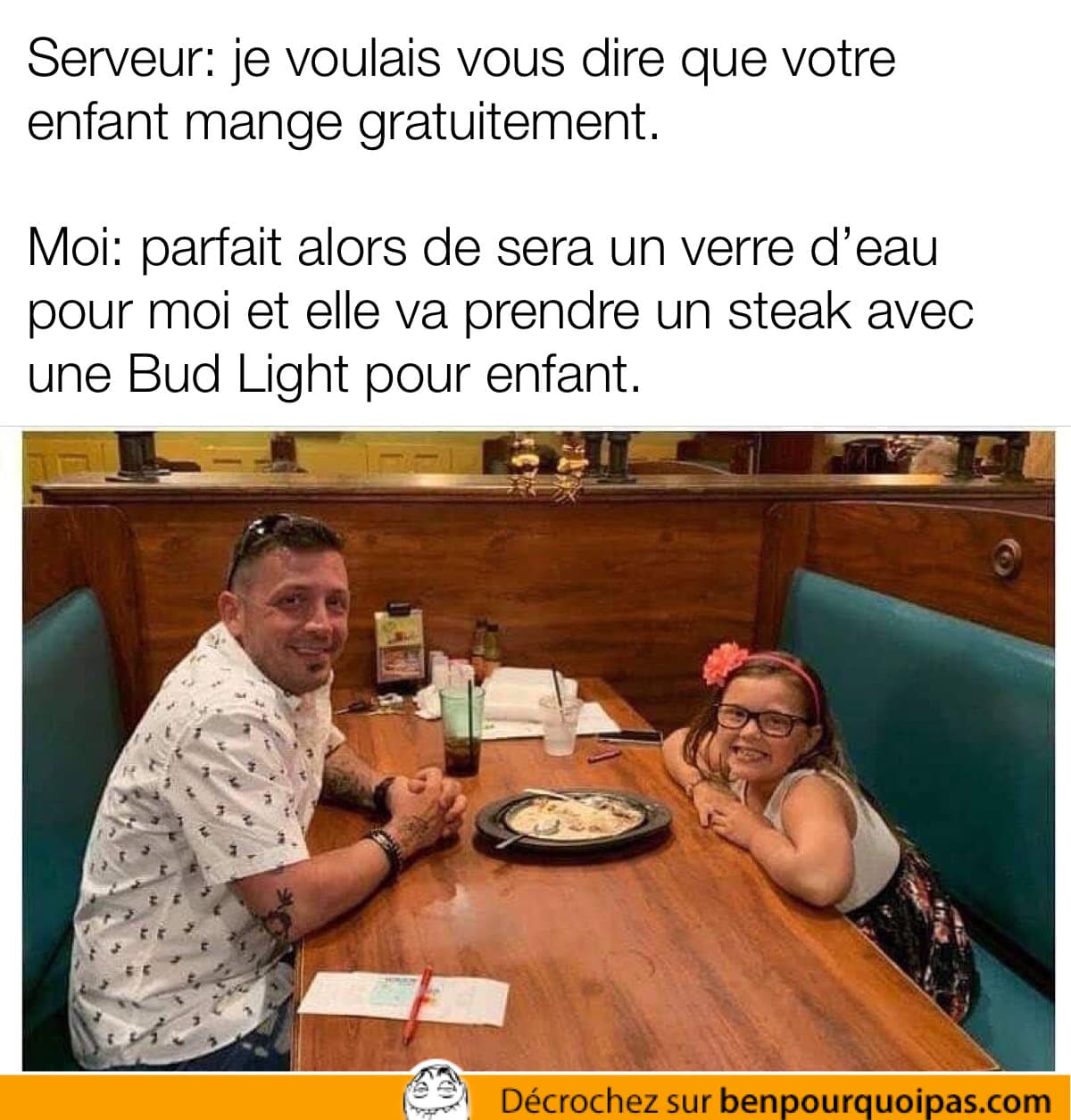 un père et sa fille sont assis au restaurent