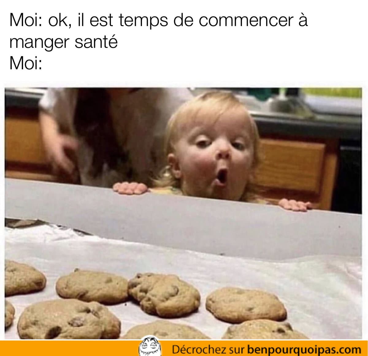 un enfant regarde un plateau de biscuits avec une expression heureuse