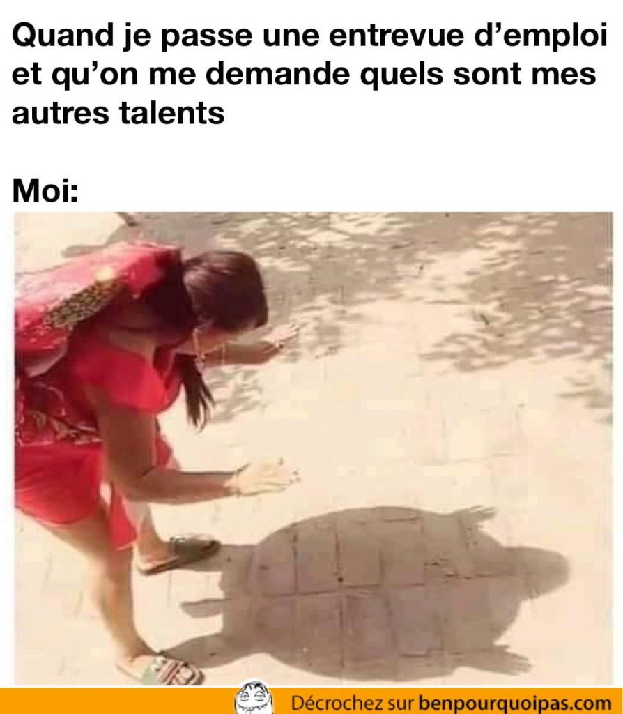 une femme fait une ombre en forme de tortue
