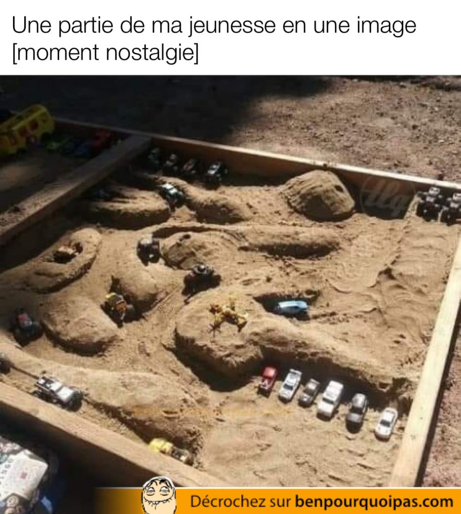 jouer dans le carré de sable avec des petites autos