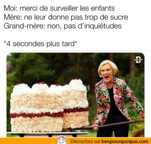 grand-maman coupe une énorme part de gâteau