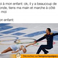 Demandes à ton enfant de te tenir la main pour marcher