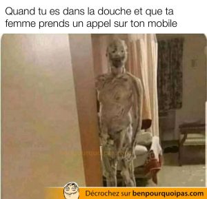 un gars plein de mousse sors du bain