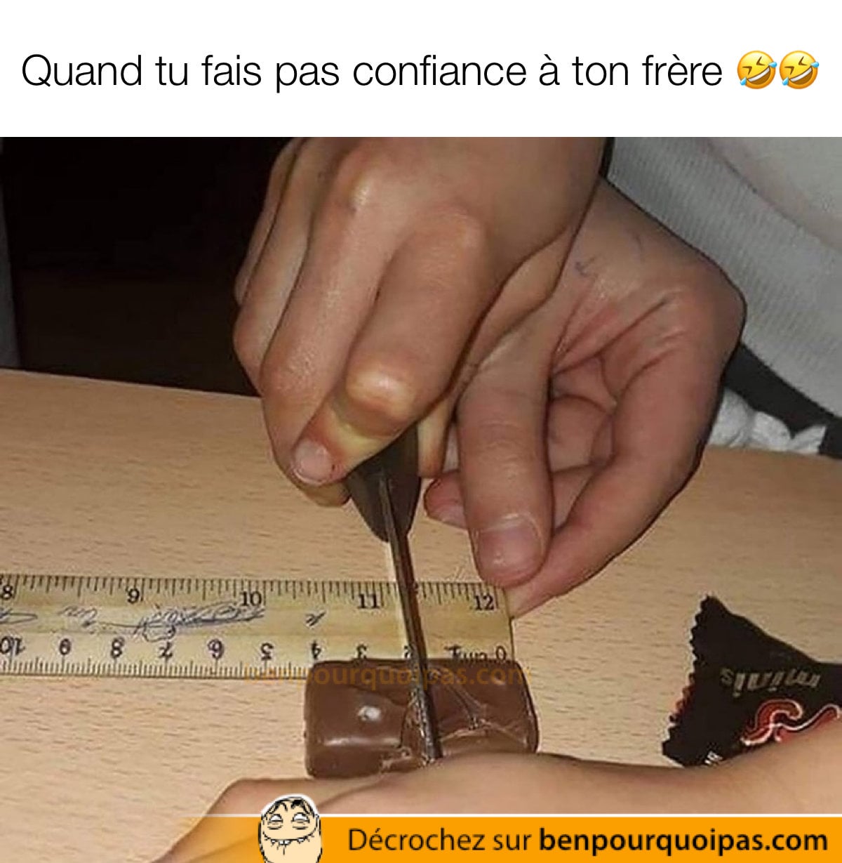 utiliser une règle pour couper un morceau de chocolat