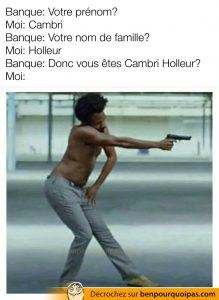 un homme noir avec une posture spéciale tiens un fusil
