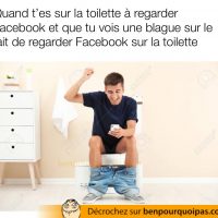 Regarder Facebook assis sur la toilette...