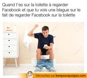 un gars assis sur la toilette est heureux