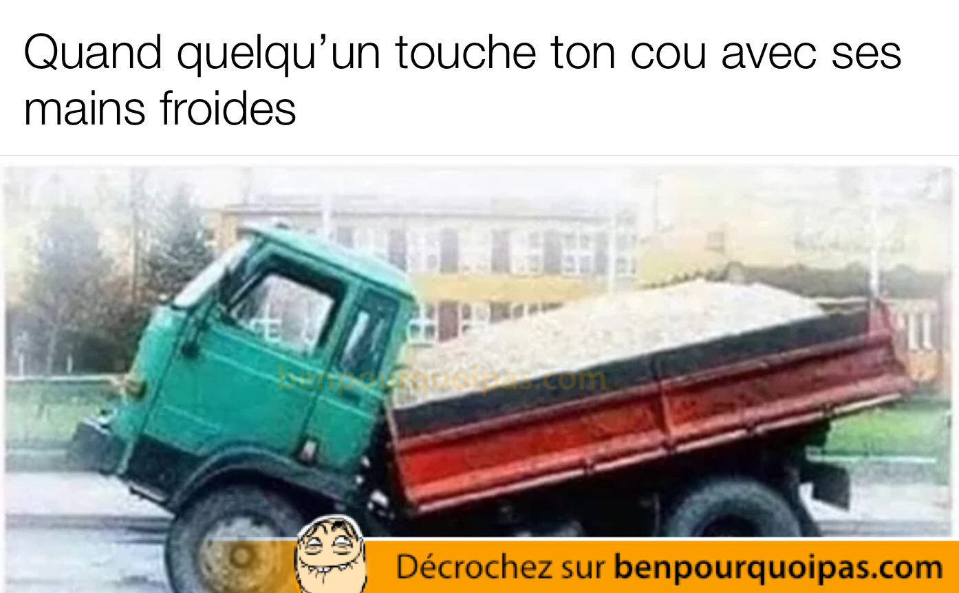 un camion avec une boite arriere brisée