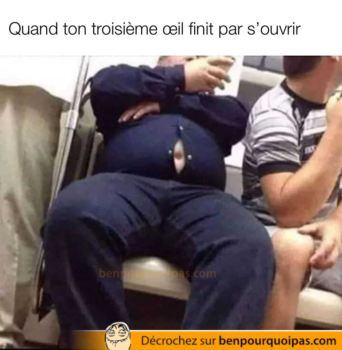 un gars dans le bus affiche son nombril bouton de chemise ouvert