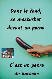 Au fond, se masturber devant un porno est un genre de karaoke