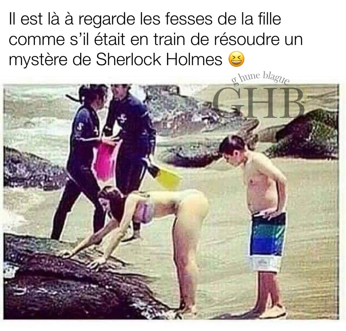 Quand tu le passe à l'inspection complète! Il regarde les fesses de la fille comme s'il tentait de résoudre un grand mystère