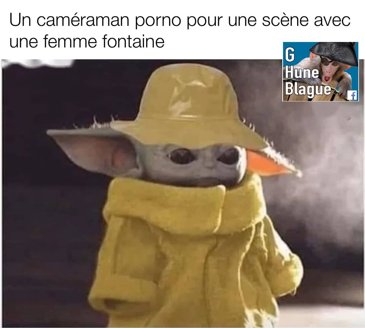 Le cameraman d'une porno qui se prépare pour une scène avec une femme fontaine