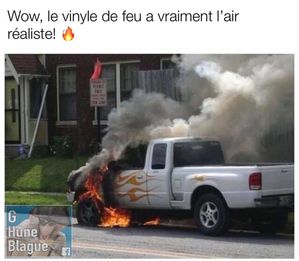 Un vinyl de flamme vraiment réaliste sur un camion pickup. Camion en feu brûle