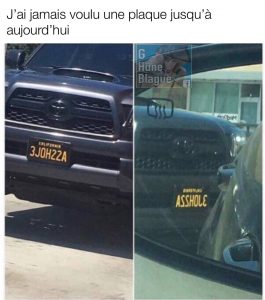 Je ne voulais pas de plaque d'immatriculation personnalisé jusqu'à ce que je vois celle-ci... on peut lire Asshole dans le rétroviseur