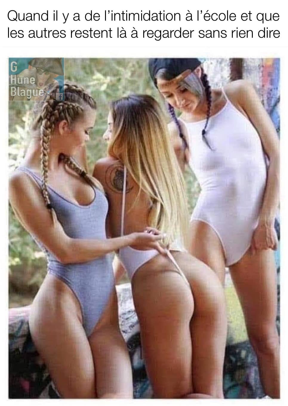Quand tu subit de l'intimidation à l'école et que les autres restent là à regarder sans rien faire... trois femmes sexy an maillot dont une tire pour qu'il entre entre les fesses